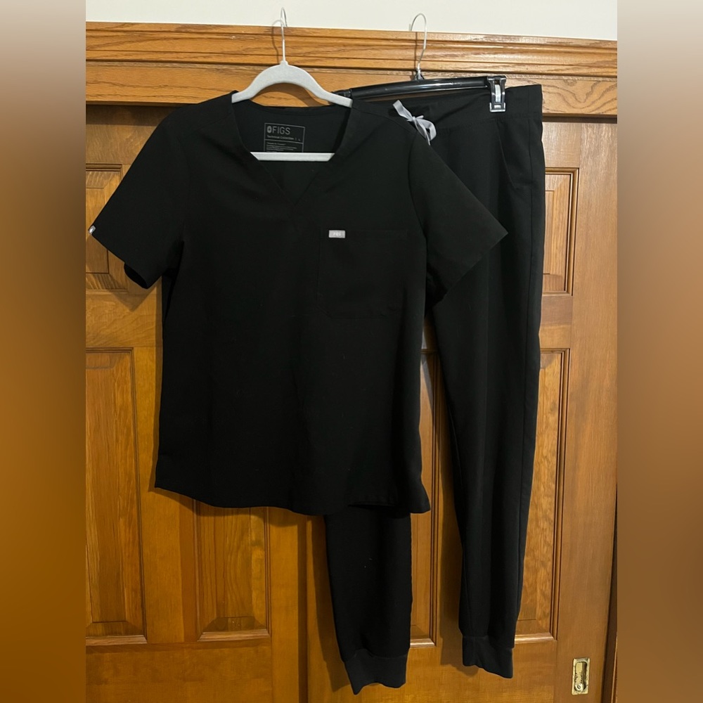 Preowned FIGS scrubs Size L top and L tall bottoms